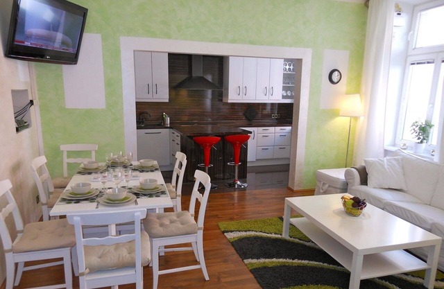 3 dormitorios, 8 - 10 pax, aire acondicionado, TV por cable, WiFi, a 10 minutos del centro de la ciudad