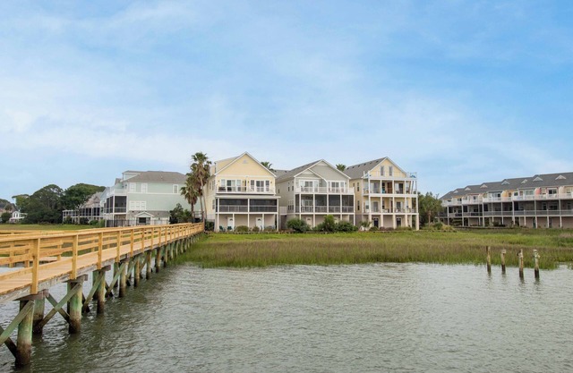 Paseo del río: relájese con vistas al río, piscina y acceso al muelle