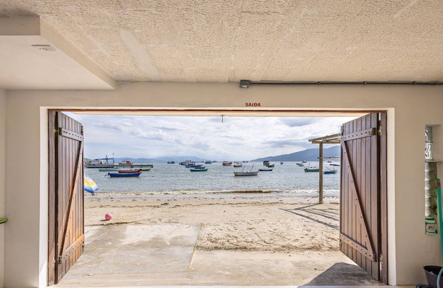 3BR Beachfront House w/BBQ Apc2200