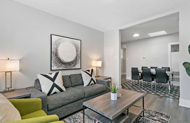 3BR Completely Set up Apt Close to Shops & Dining!