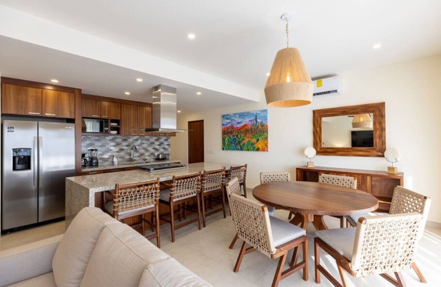 3BR Condo: Partial Sea View, Pool & Jacuzzi