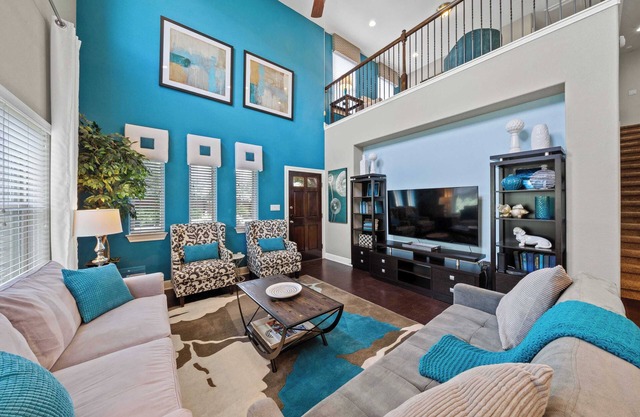 Elegant Lakeline Residence #42159