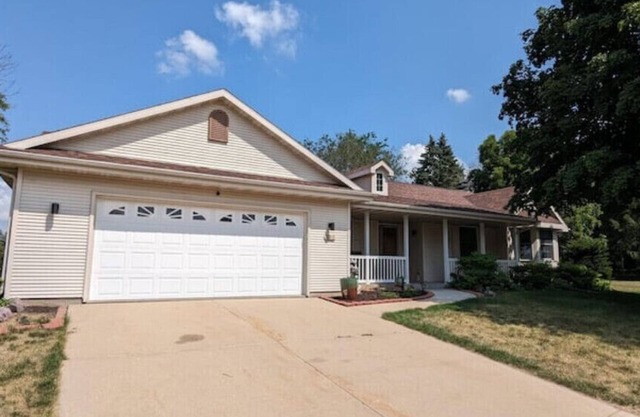 3br Home-SwimSpa, Gym, near Hwy 43, 67 & 50-Alpine Valley, Ice Age Trail-Golfing