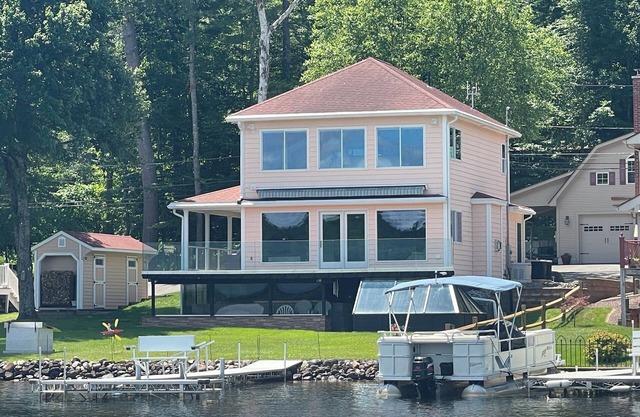 3-br Lakefront Oasis in Shutesbury with AC & fireplace. 180-degree views!