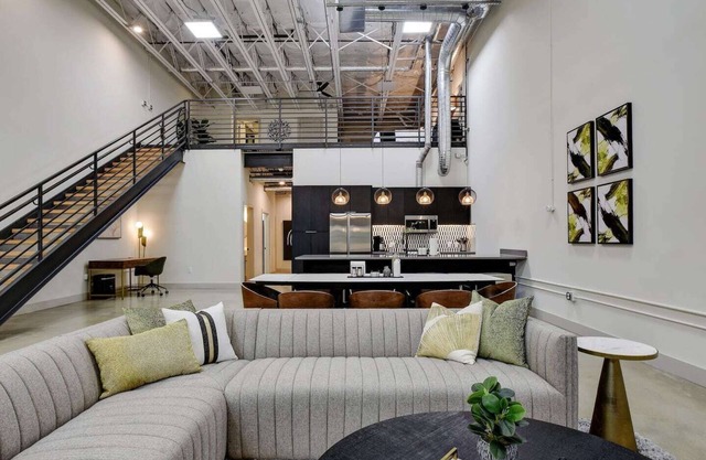 3BR Luxury Loft Near Downtown & Frost Bank Center