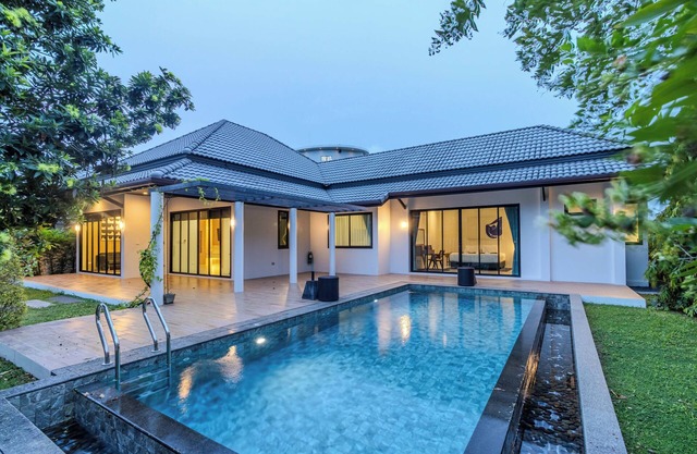 3BR Pool Villa Bathtub Near Beach V243