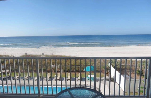 3rd floor, 2 QBs in master w/ attached FB, 2nd FB, Q sleeper sofa in living room