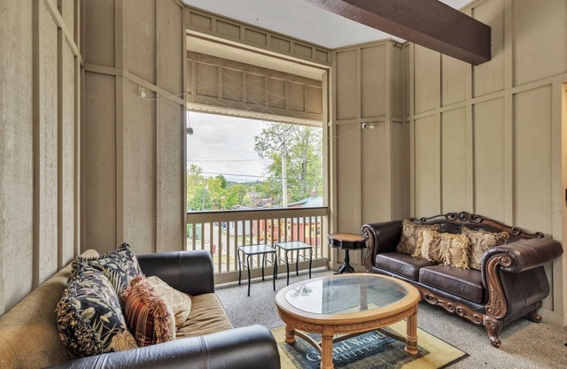 3rd Floor Back Side Penthouse Suite - 307 by Grand Wood Suites