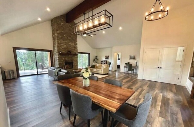 4,100sqft Newly Built Mountain Modern Lodge, Game Room, Deck, Fireplace, Views