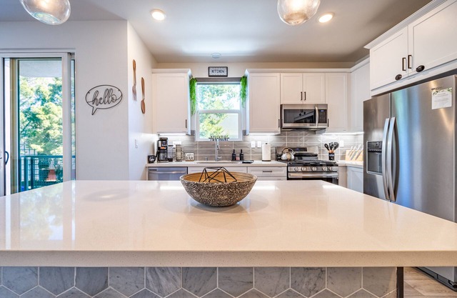 4/5 Bed 4 BA Perfect location!