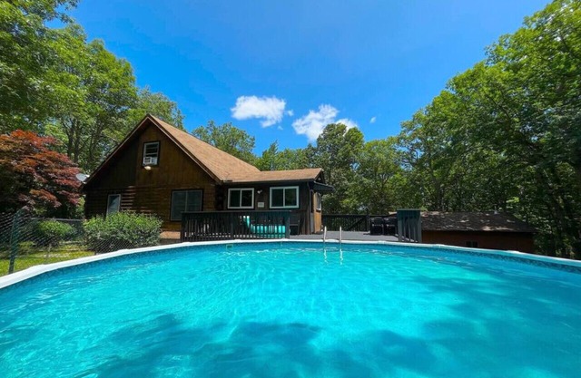 4 Acre Oasis: Heated Pool, Hot Tub & Gameroom