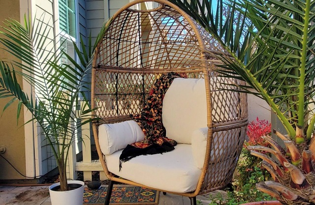 4-bdrm home, WiFi, AC, storage, parking in quiet neighborhood. Pets, kids OK!