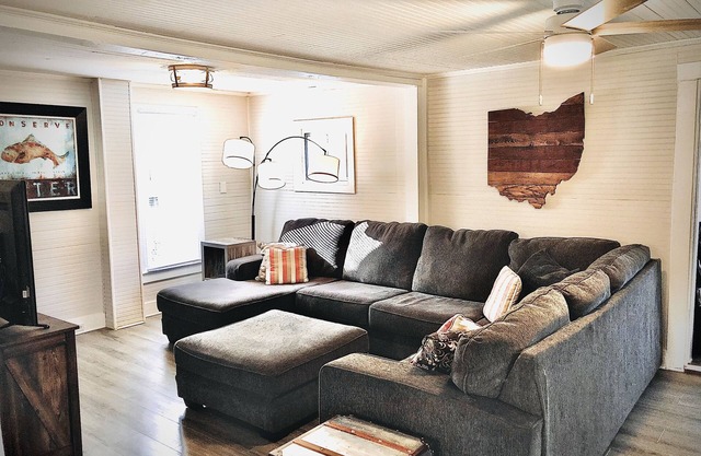 4 BDRM House Sleeps 11 in the Heart of Geneva on the Lake