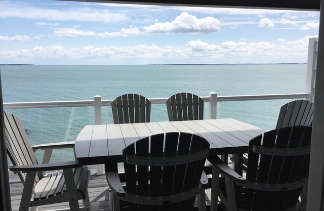 4 Bed / 3 Bath - 1 Mile to Downtown, Perfect for your Island Getaway