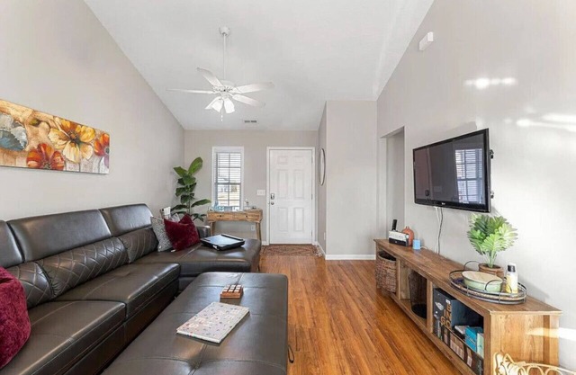 4 Bed Beach Getaway! Fenced Yard + Garage Parking