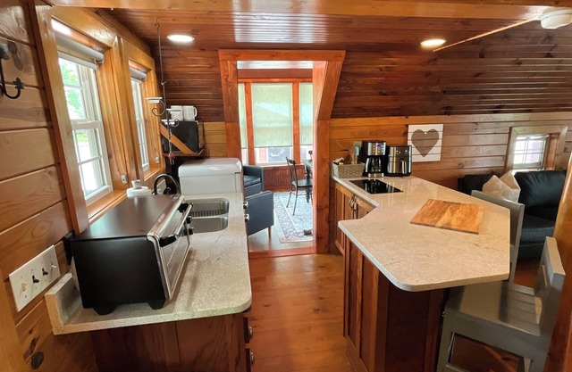 4 bed cabin in delightful Byrdstown with fitness room, WiFi, AC Boat/trl parking
