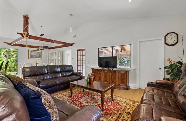 4-bedroom/2 bath house with 5 beds "Garden Of Eden"