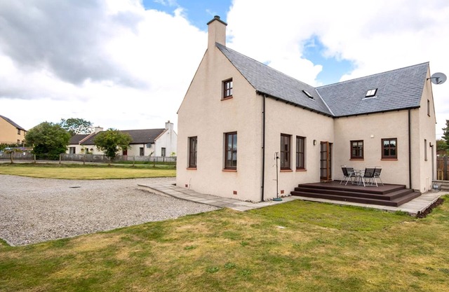 A rural location close to the Dornoch Firth and within a few miles of the NC500 touring route.