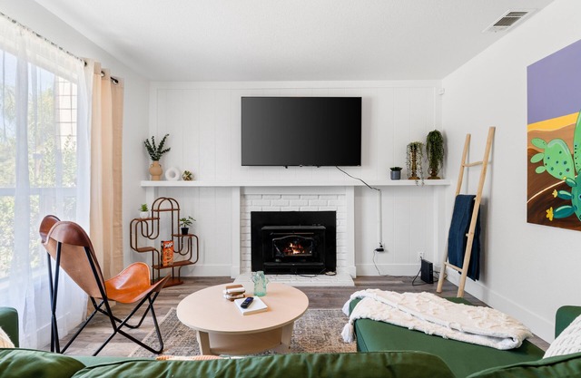 4-Bedroom Cactus-Themed Retreat with Plush Beds