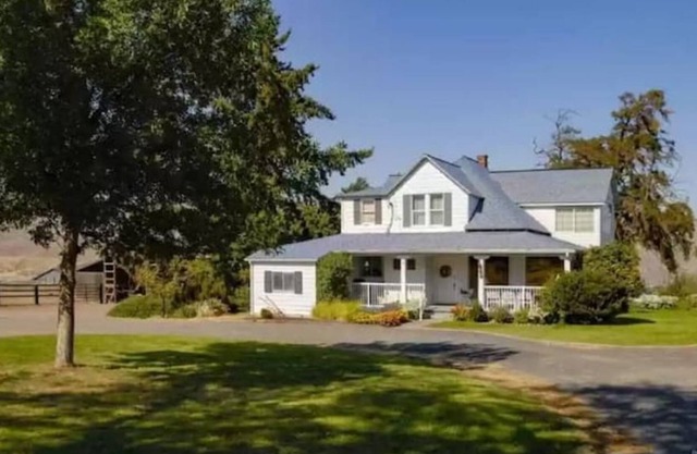 4 Bedroom Farmhouse at Edge of Town