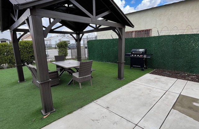 4-bedroom house 6 beds in awesome Bakersfield with WiFi, AC to enjoy with family