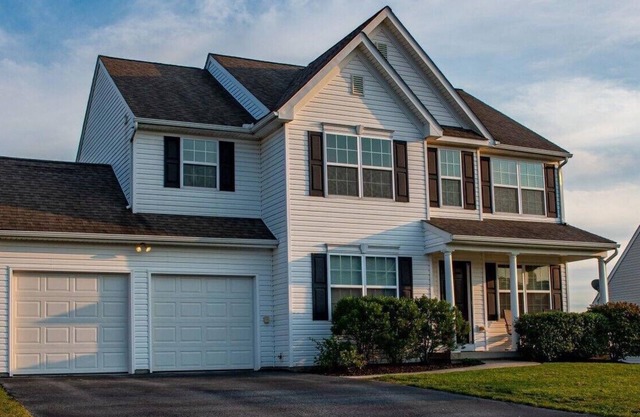 4-bedroom house features elegant living spaces with high ceilings, AC, WIFI