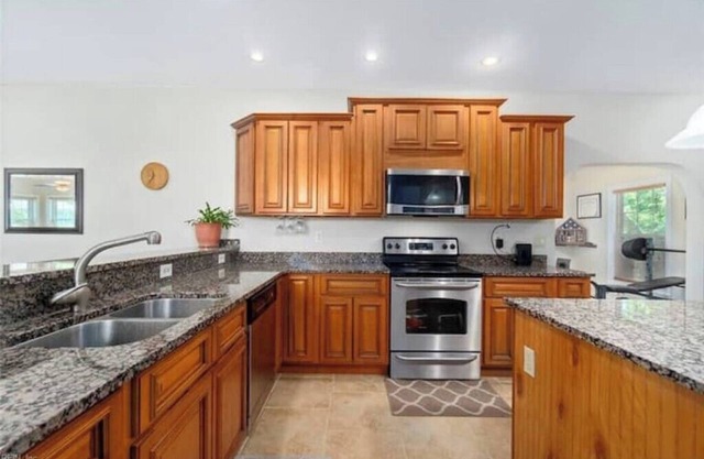 4 Bedroom house with POOL, 5 mins. walk to BEACH!