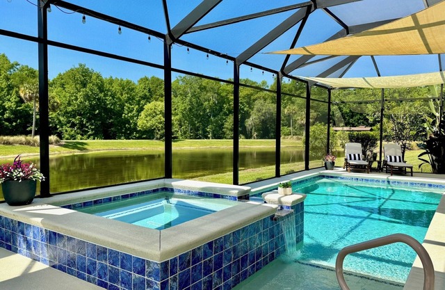 4 Bedroom Luxury Home w/Pool & Golf Cart in The Villages / Fantastic Location!