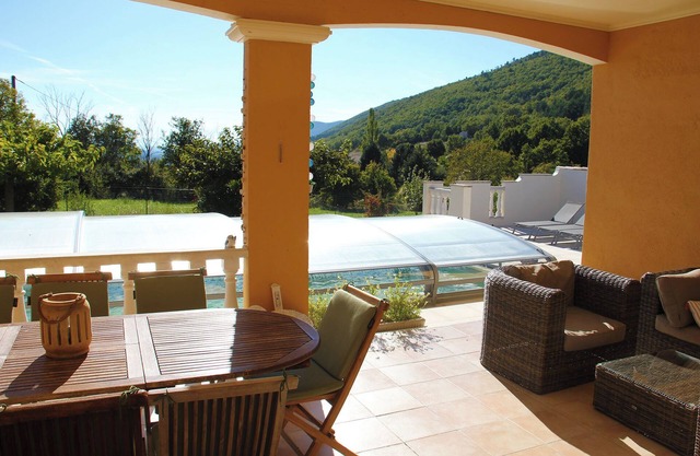 Villa de 3 dormitorios con piscina cubierta, vistas al campo.