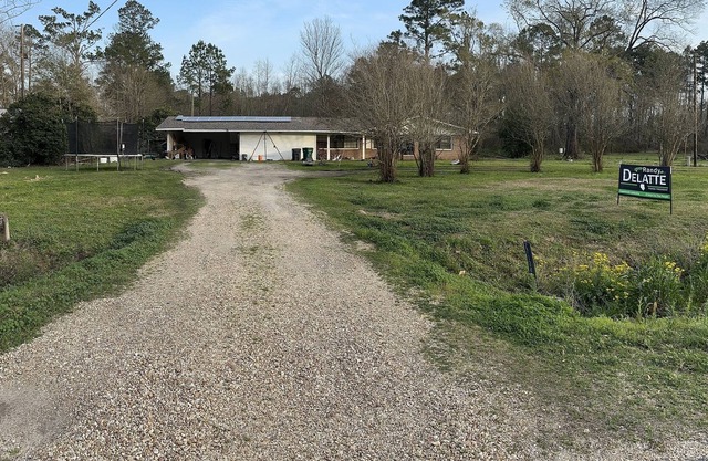 4 beds 2 bathrooms farm house Pet Friendly