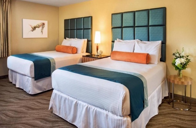 4 Boutique Two-Queen Rooms Near San Diego Harbor – Ideal for Families or Groups
