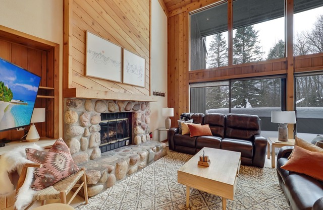 4 BR Chalet in Harbor Springs | Short Drive to Downtown | Whirlpool Tub