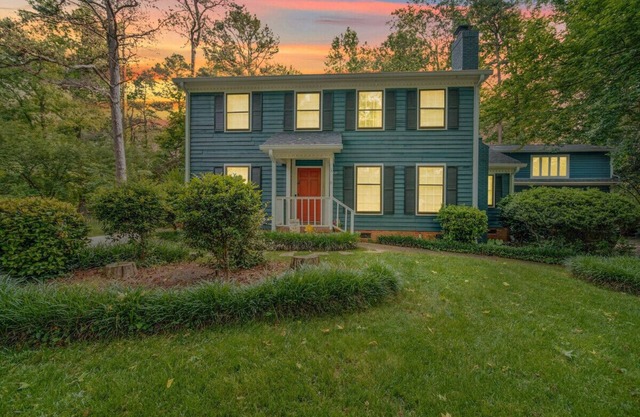 Family friendly four bed find! Quiet, clean, comfy MIN 2 everywhere.