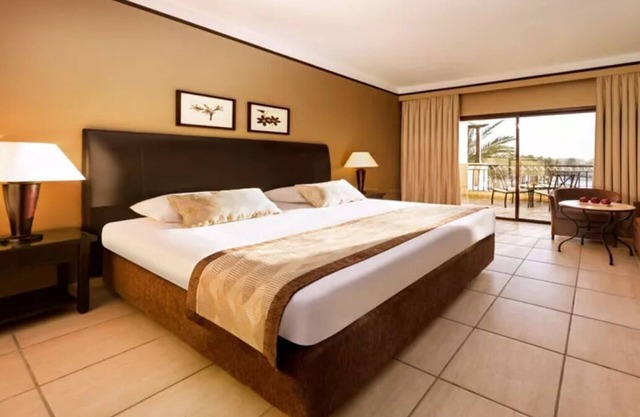 4 Family Rooms with Eco-Certified Comfort Near Scenic Beachfront