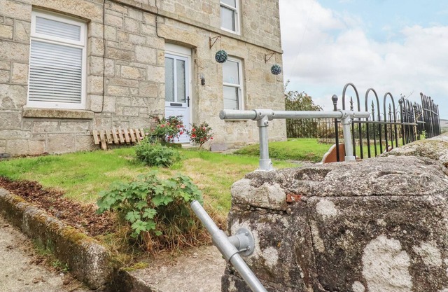 4 GREENBANK TERRACE, pet friendly, with open fire in St Dennis