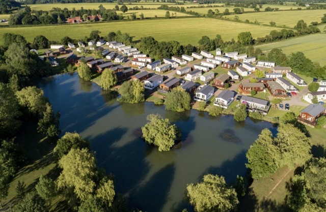 4 Lakeside (6) - sleeps 6 guests in 3 bedrooms