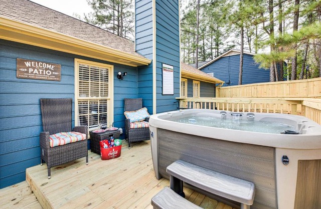 4 Mi to Airport Atlanta Home with Deck and Hot Tub