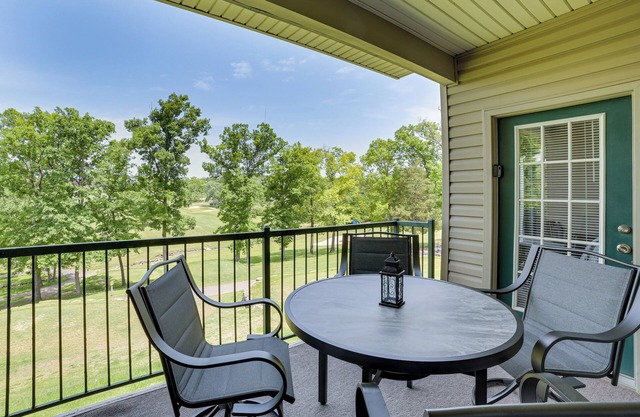 4 Mi to Branson Landing: Resort Condo w/ Balcony