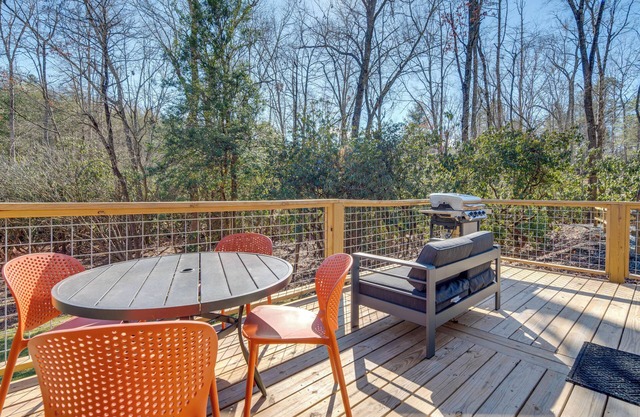 4 Mi to Downtown Brevard: Sleek Cabin w/ Deck