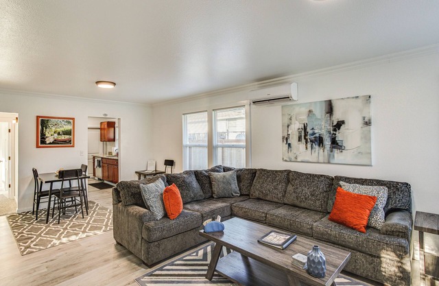 4 Mi to Several Museums: Quaint Tacoma Home