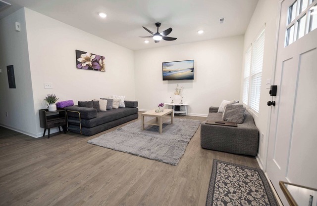 4 Min to Downtown - 10 Min to Elon - Washer and Dryer