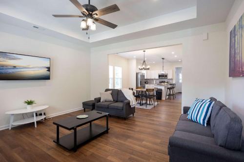 4 Min to Downtown - En-Suite Bath - Washer and Dryer