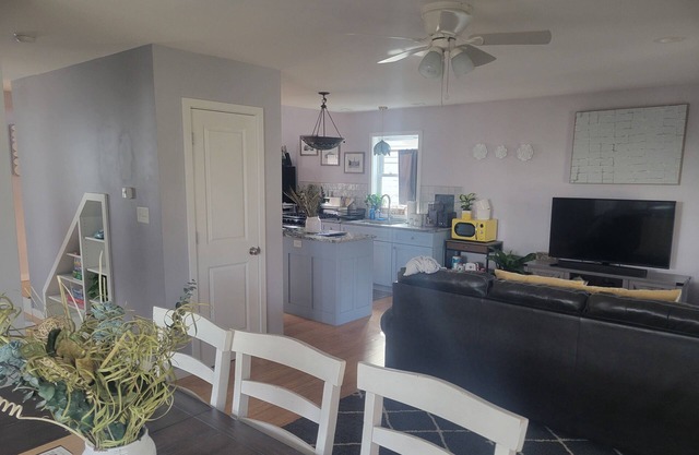 4 min to Penn State. Koi Pond, Game Room, New, Modern, Breakfast Included!