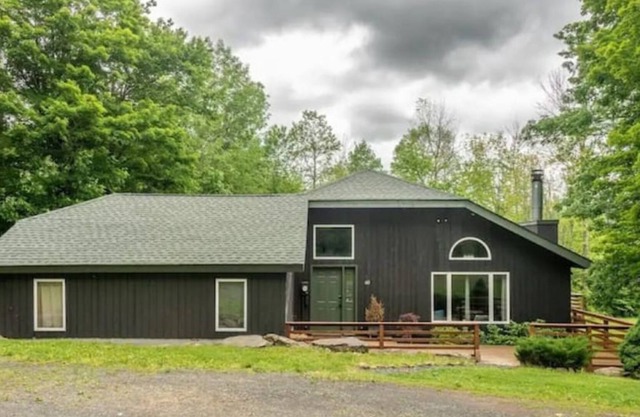 4 Season Chalet w/ Hunter Mtn Views, Hottub, Yard and 8 min from Windham/Hunter