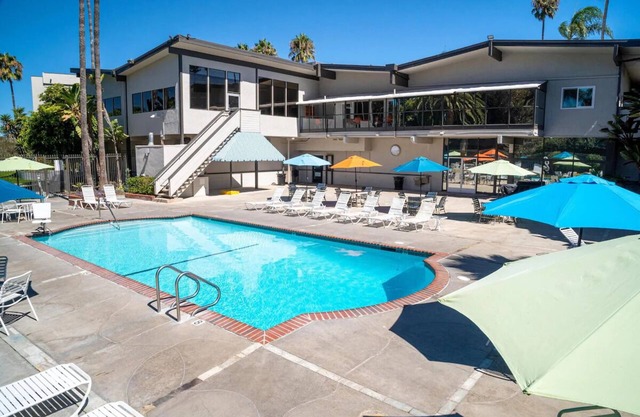 4 Spacious Coastal Stay Units | Kitchenette | Pool | Near Beach