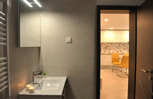 4 estrellas, televisores 4k en todas las habitaciones, wifi gratuito.