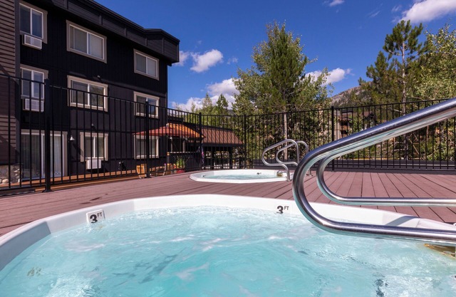 4 Units | Full Kitchen | Free Parking | Olympic Valley Stay