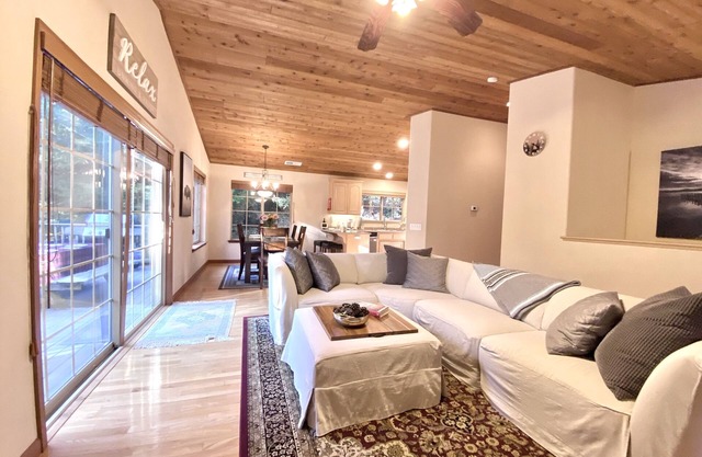 Secluded, forest views, private hot tub, pet friendly, rivers, lakes, wineries