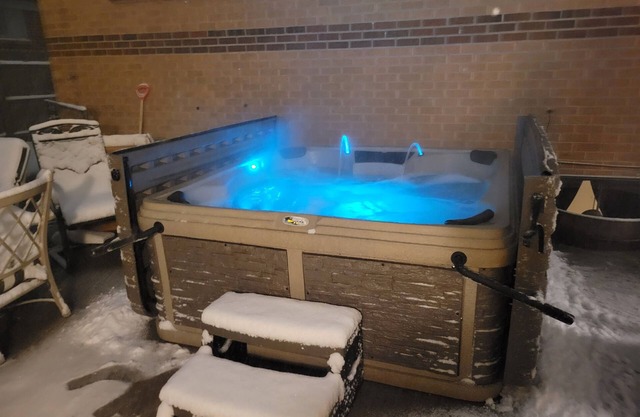 420Friendly PS5 HotTub GameRoom Theater PoolTable Pole