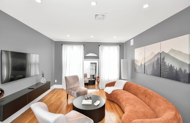 4BD 2BA Spacious Duplex W/Parking. Walking Distance to MBTA & Restaurants